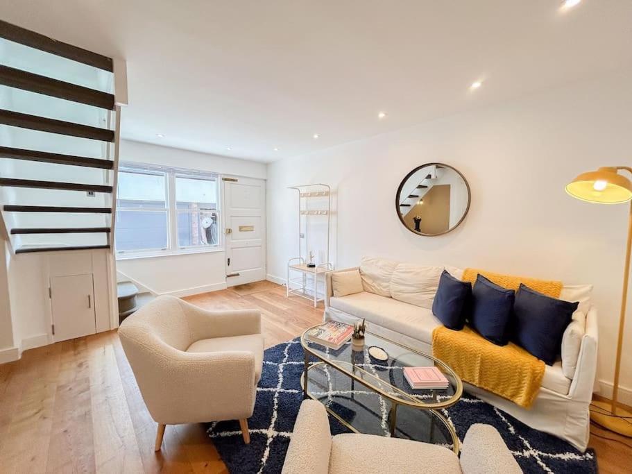 Two Bedroom Notting Hill Delight London