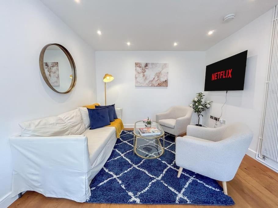 Two Bedroom Notting Hill Delight Apartment *