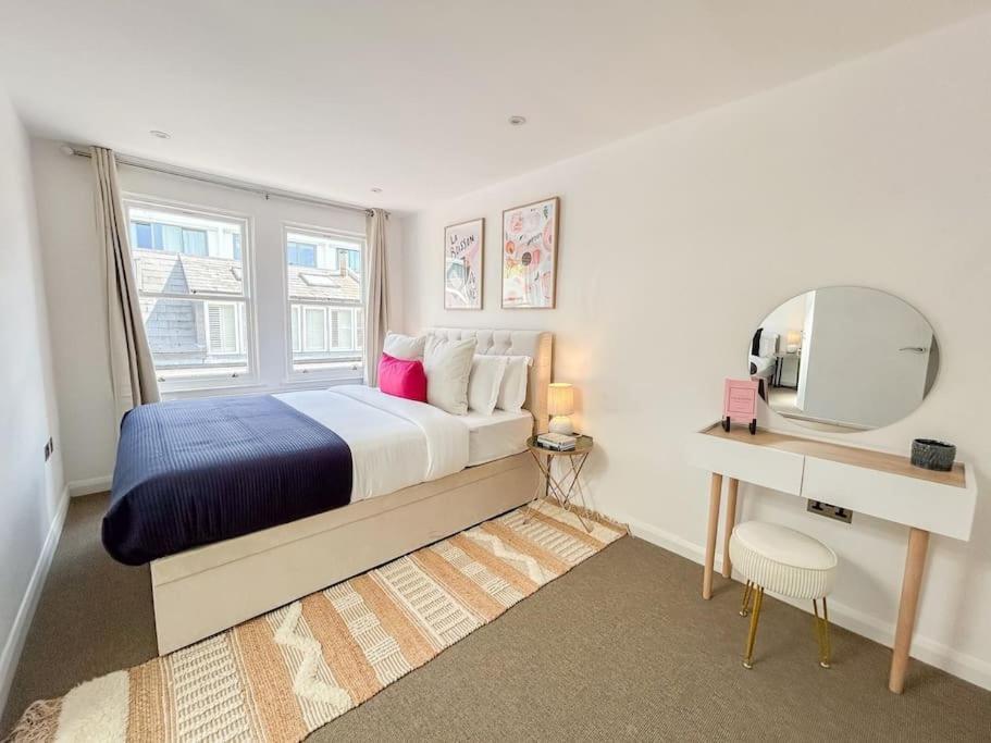 Two Bedroom Notting Hill Delight Apartment