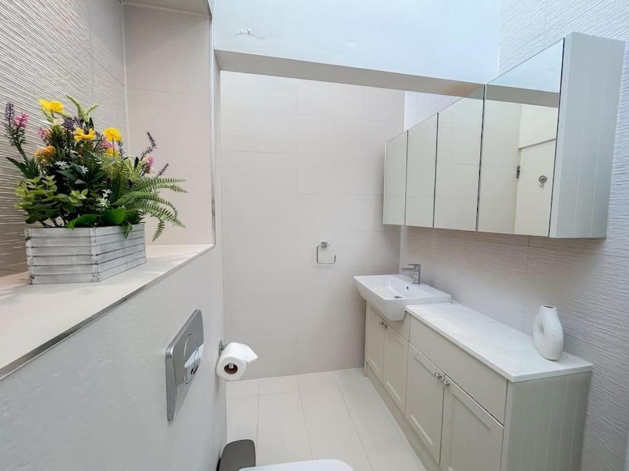 Apartment Two Bedroom Notting Hill Delight *