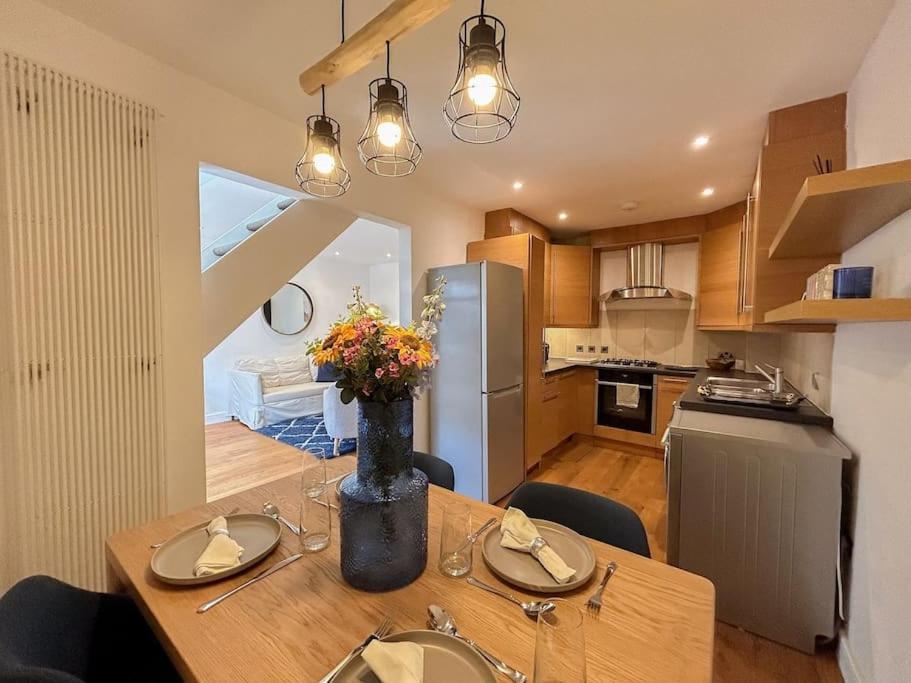 Two Bedroom Notting Hill Delight Apartment *