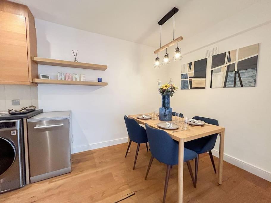 Two Bedroom Notting Hill Delight Apartment