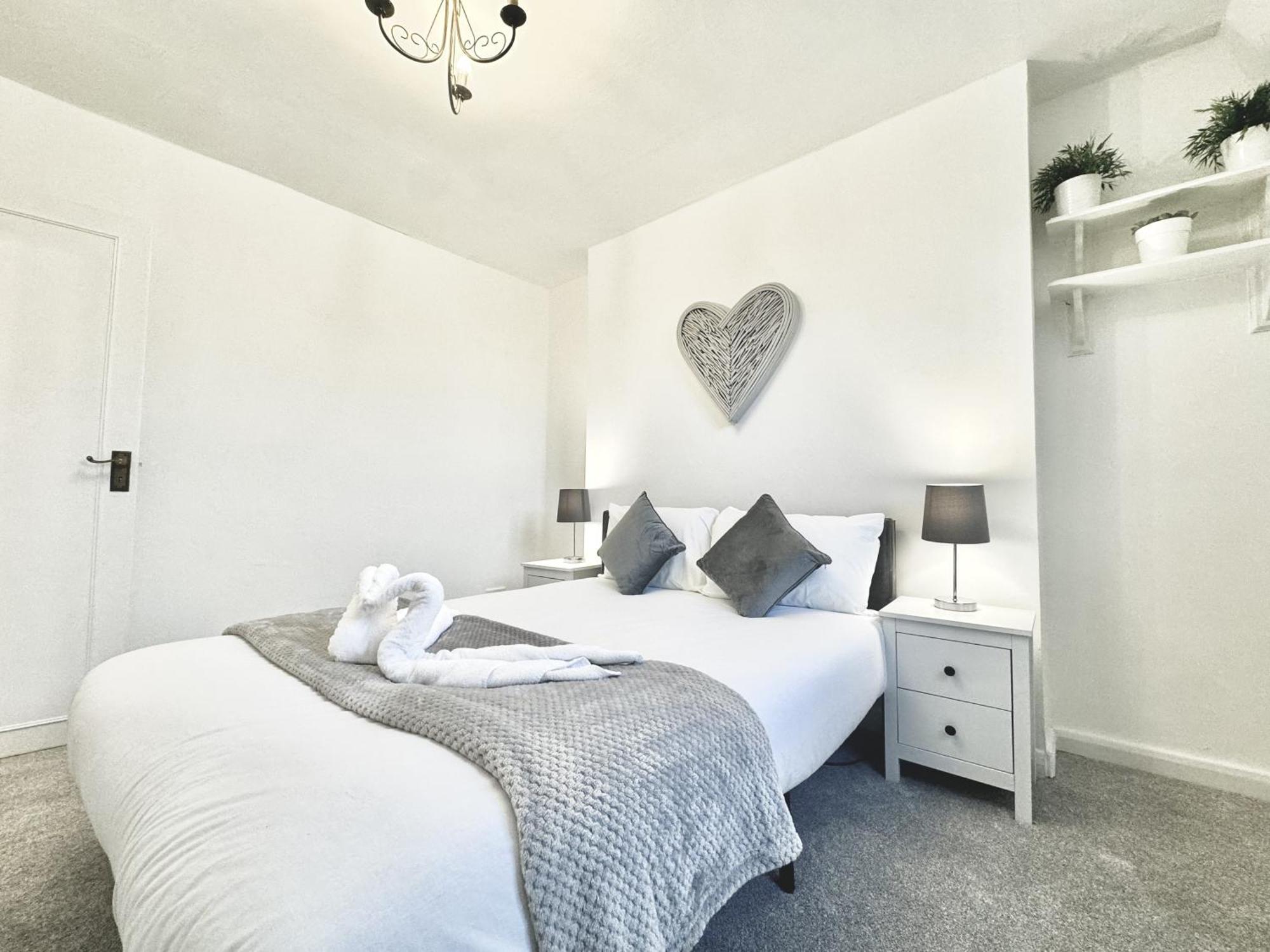 Newly Renovated Kensington 2 Bedroom With Balcony Near Harrods Sleeps 6, 2 Min Walk From Station Leilighet London