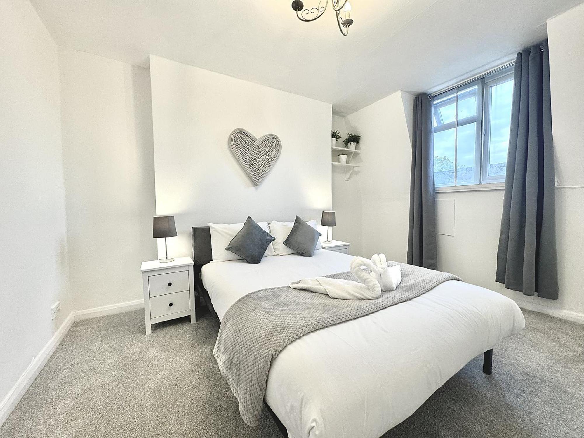 Newly Renovated Kensington 2 Bedroom With Balcony Near Harrods Sleeps 6, 2 Min Walk From Station Leilighet *