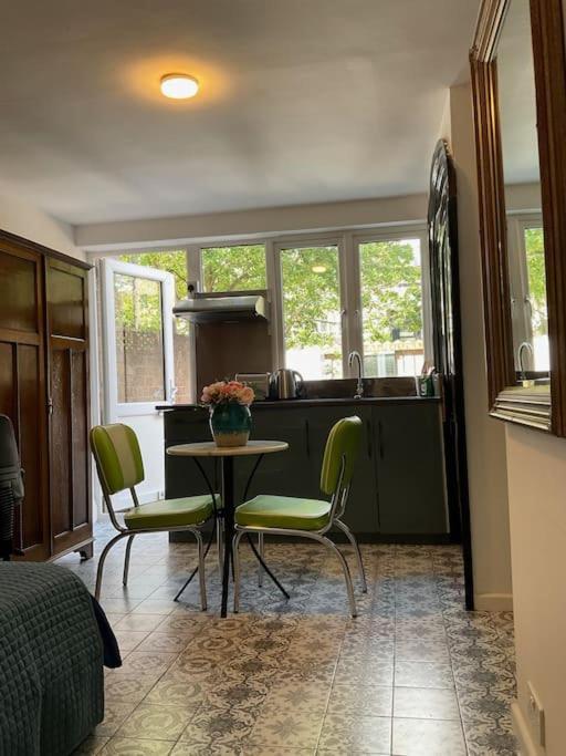 Studio2 Bright With Private Patio In