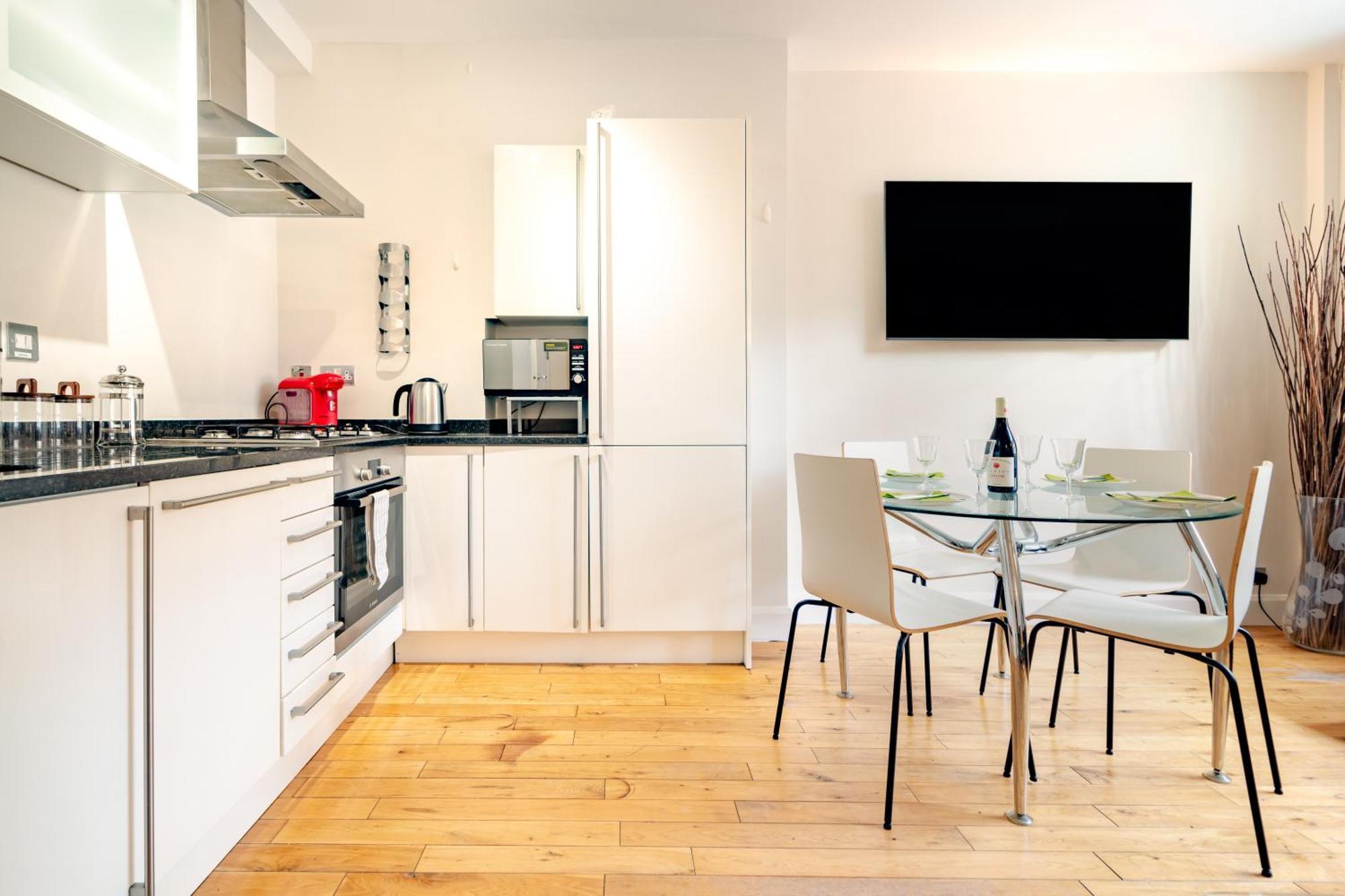 Spacious With A Balcony In Prime Location In Farringdon * Londen
