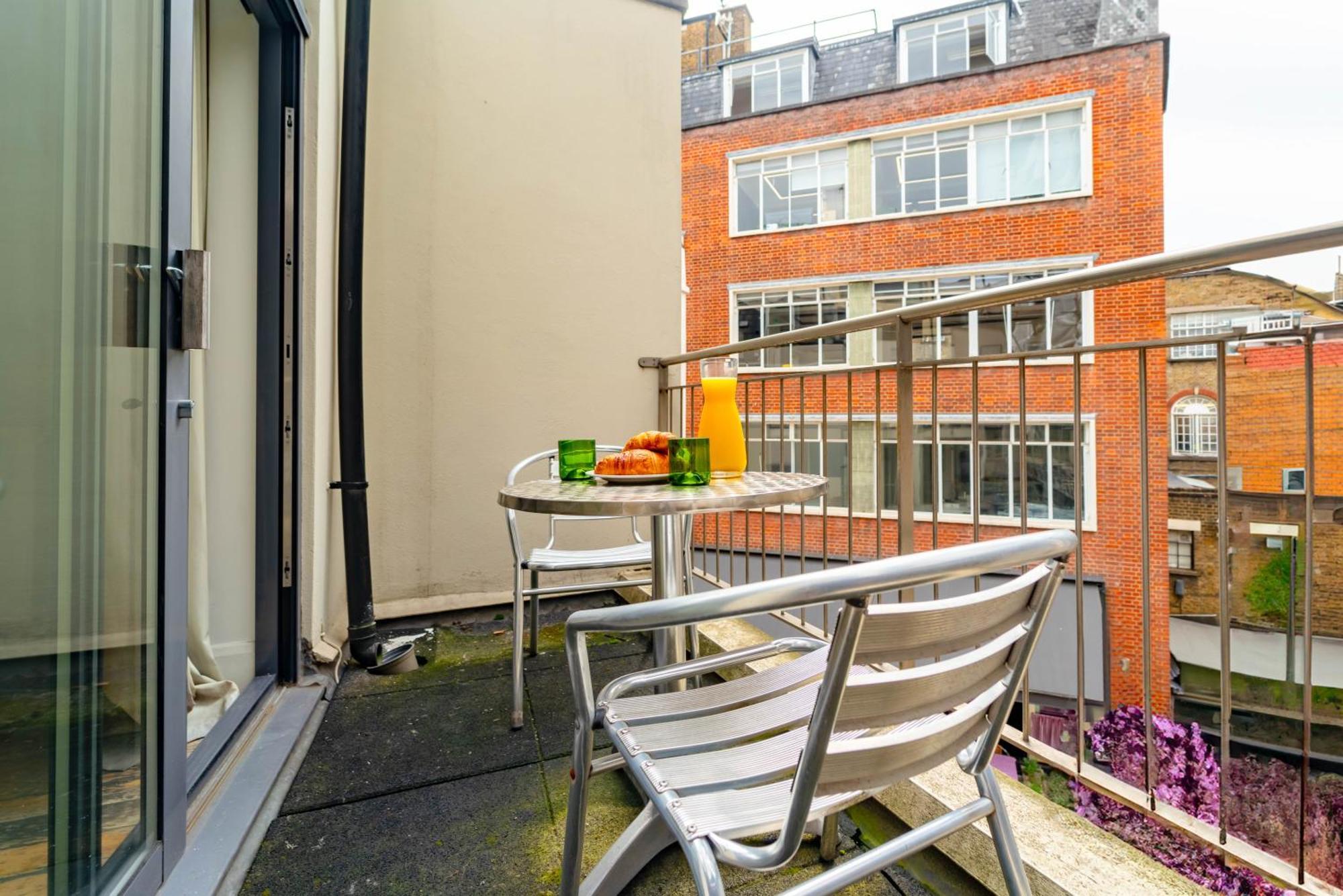 Spacious With A Balcony In Prime Location In Farringdon Appartement