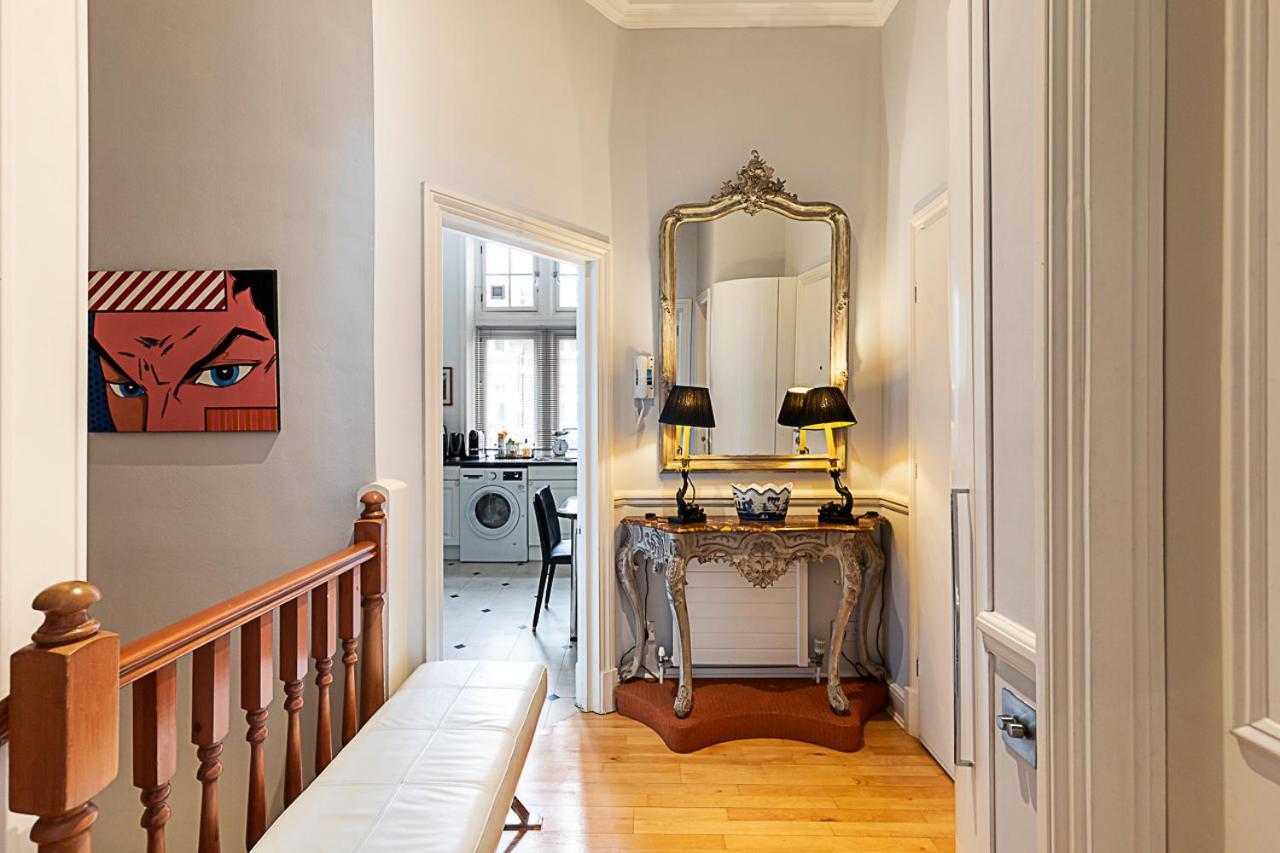 Elegant Two-bedroom Flat In Evelyn Gardens * London