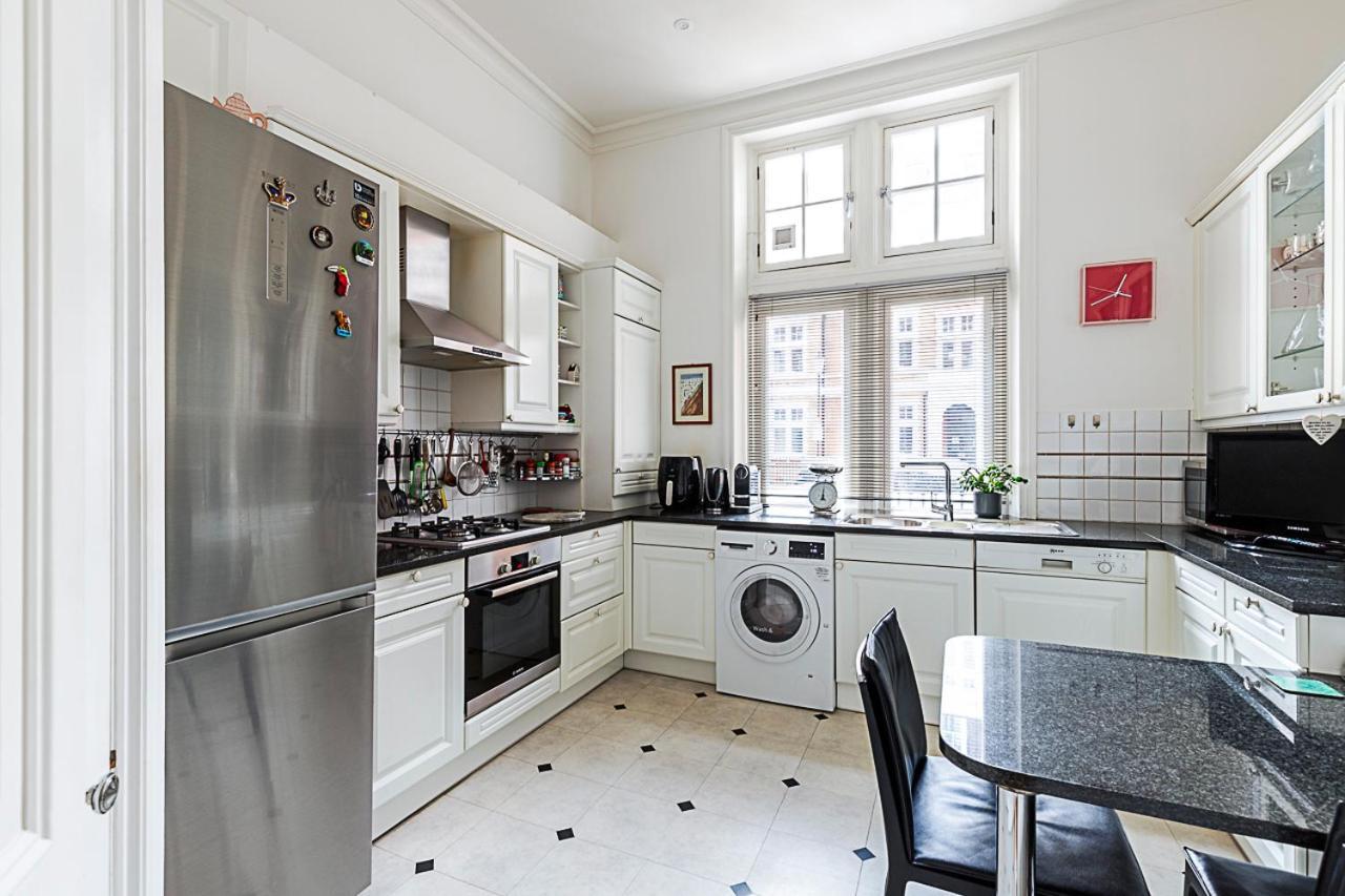 Elegant Two-bedroom Flat In Evelyn Gardens Apartment