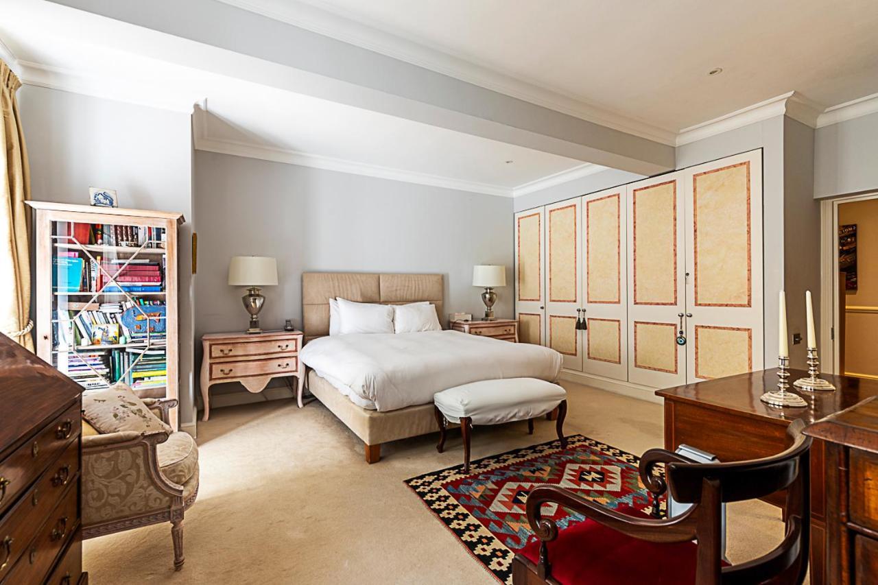 Elegant Two-bedroom Flat In Evelyn Gardens *