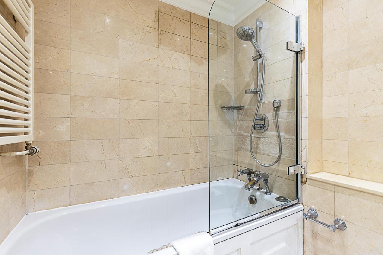 Elegant Two-bedroom Flat In Evelyn Gardens London