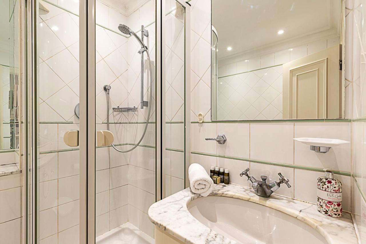 Elegant Two-bedroom Flat In Evelyn Gardens Apartment