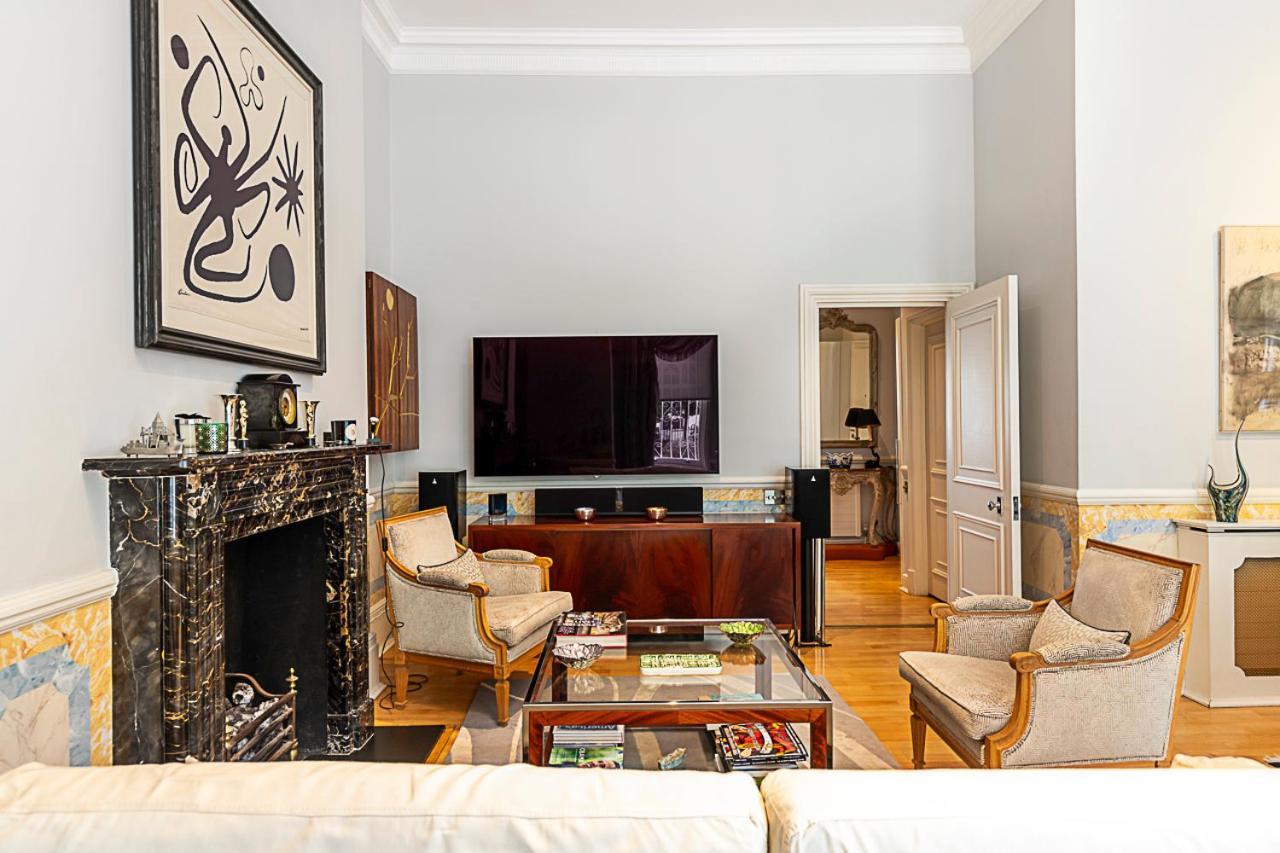 Elegant Two-bedroom Flat In Evelyn Gardens * London