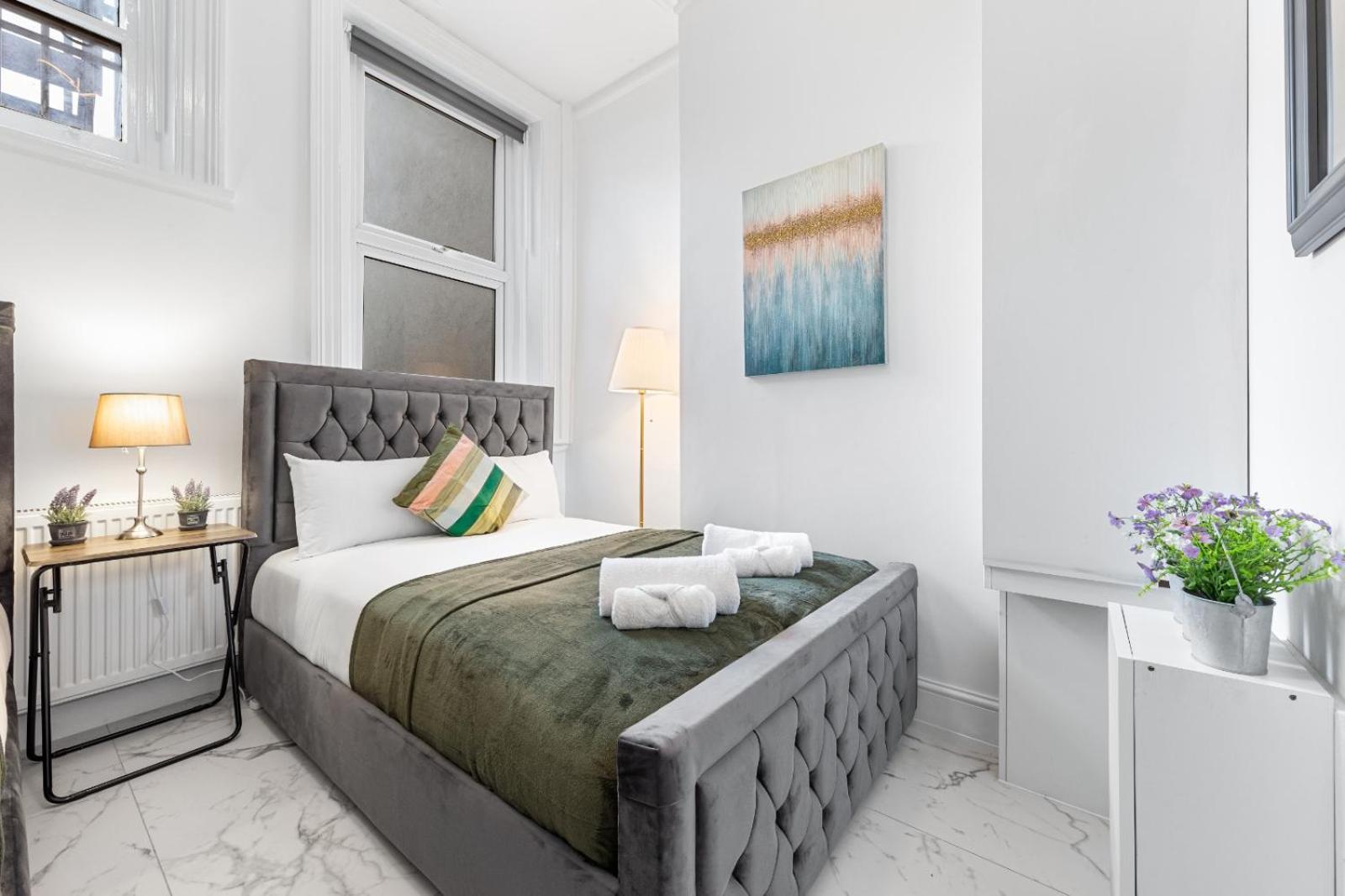 Apartment 1b Flat, Sleeps 5 In Finchley Tw18 *