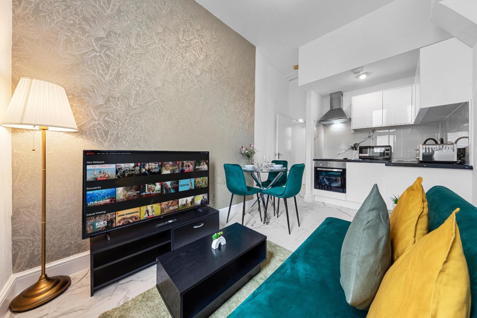 1b Flat, Sleeps 5 In Finchley Tw18 Apartment *