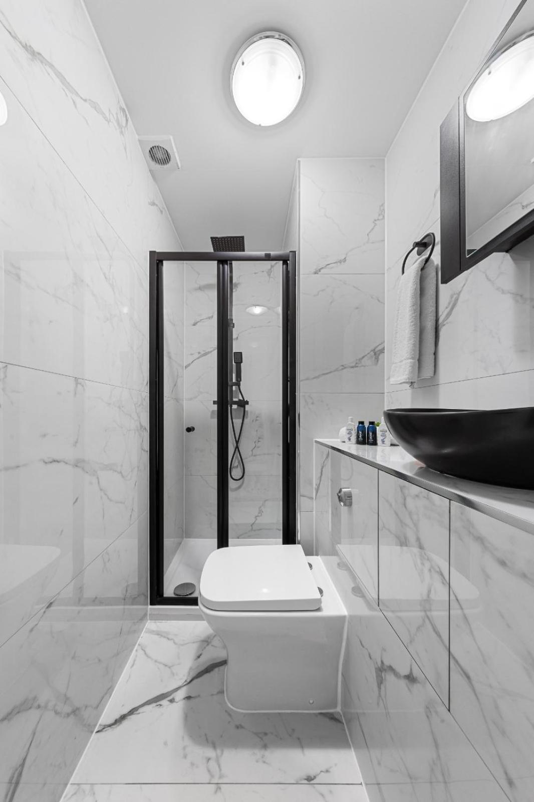 Apartment 1b Flat, Sleeps 5 In Finchley Tw18 *