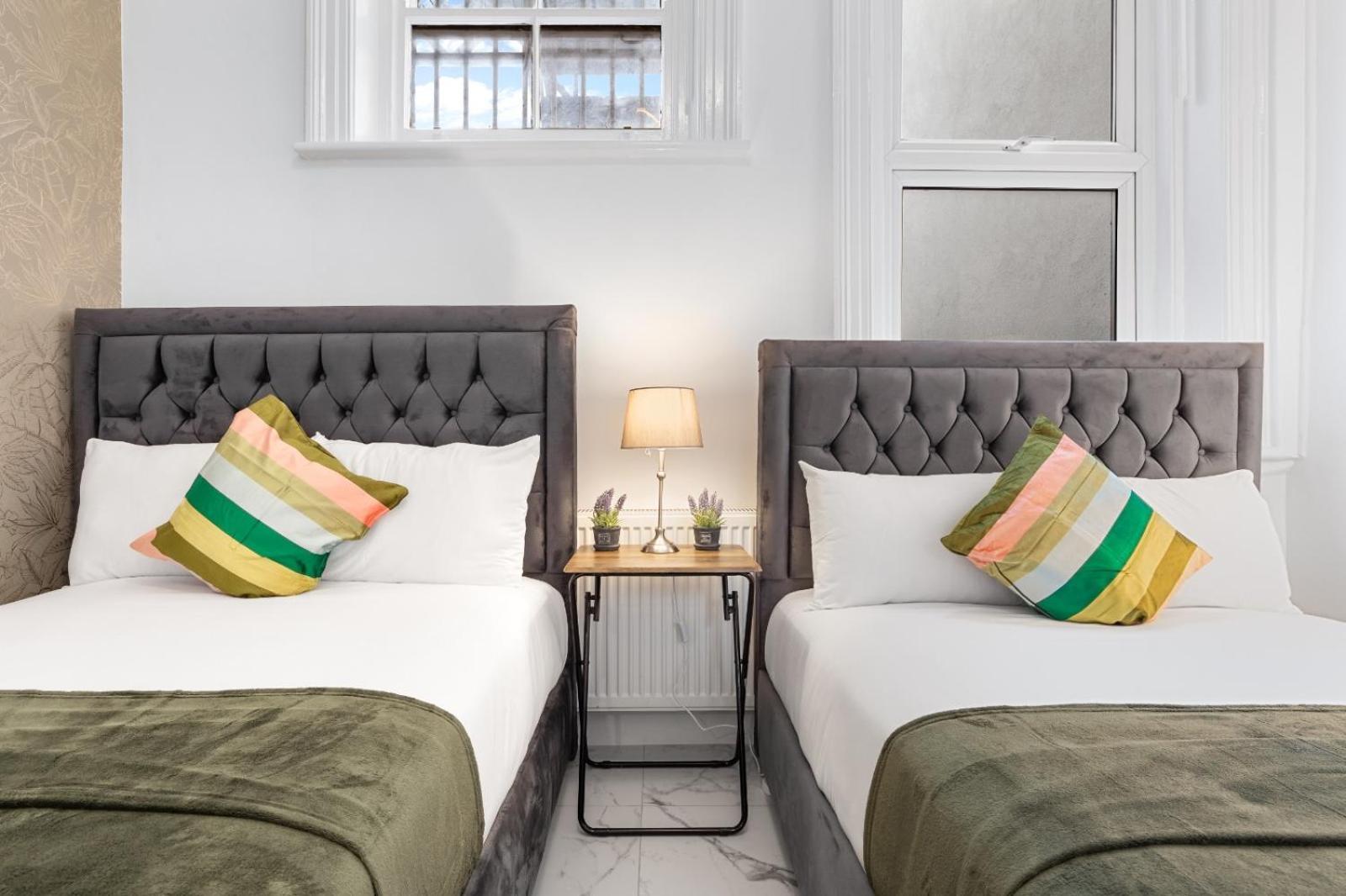 1b Flat, Sleeps 5 In Finchley Tw18 * London