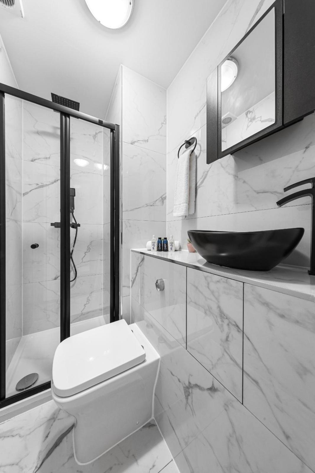 Apartment 1b Flat, Sleeps 5 In Finchley Tw18