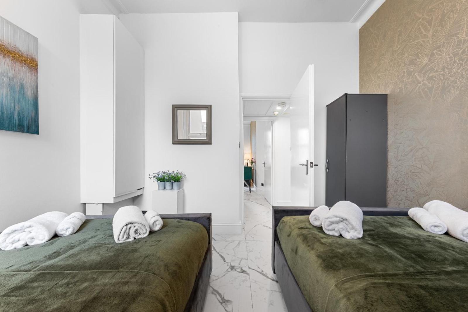 Apartment 1b Flat, Sleeps 5 In Finchley Tw18 *
