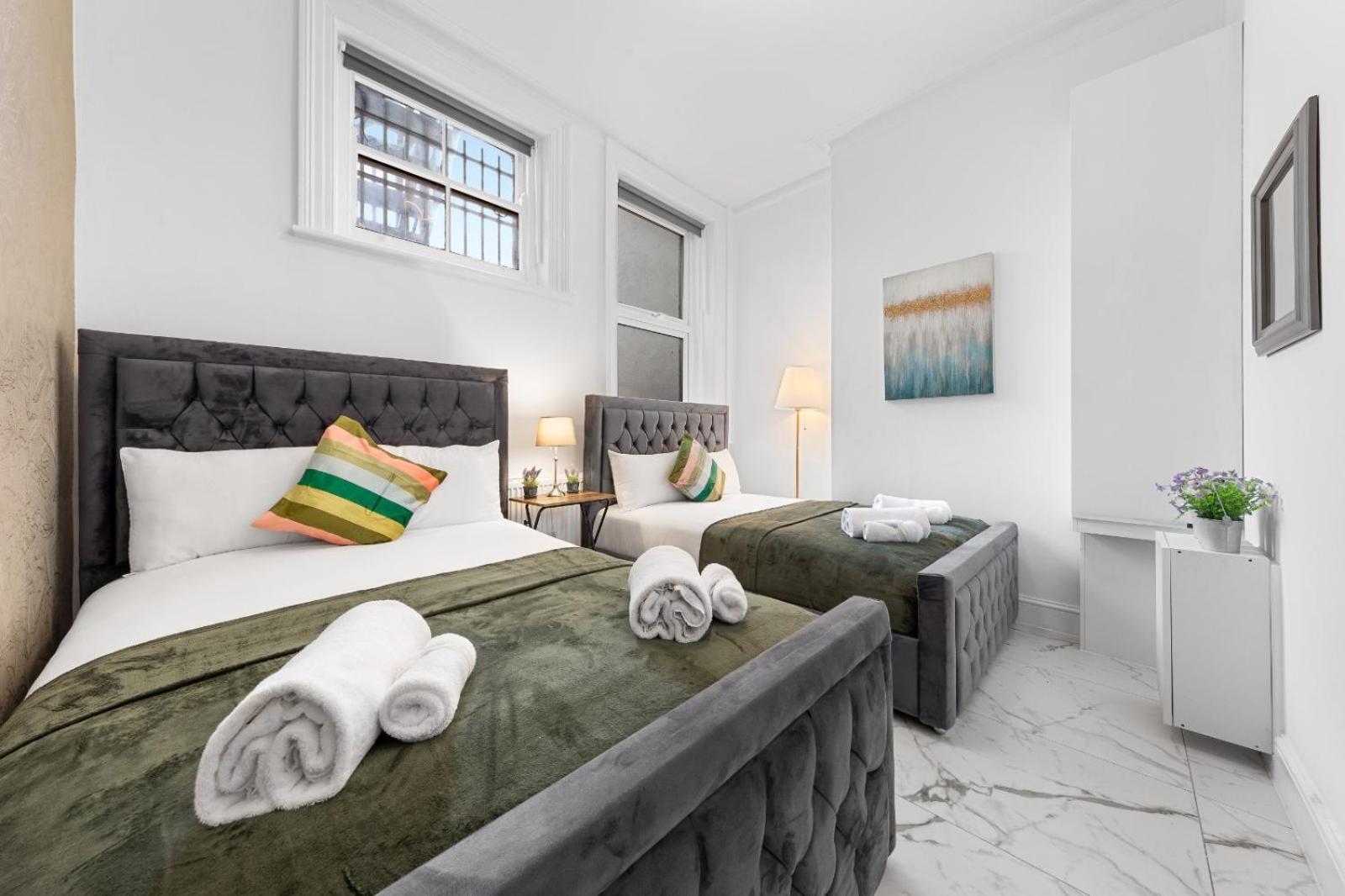 1b Flat, Sleeps 5 In Finchley Tw18 * London