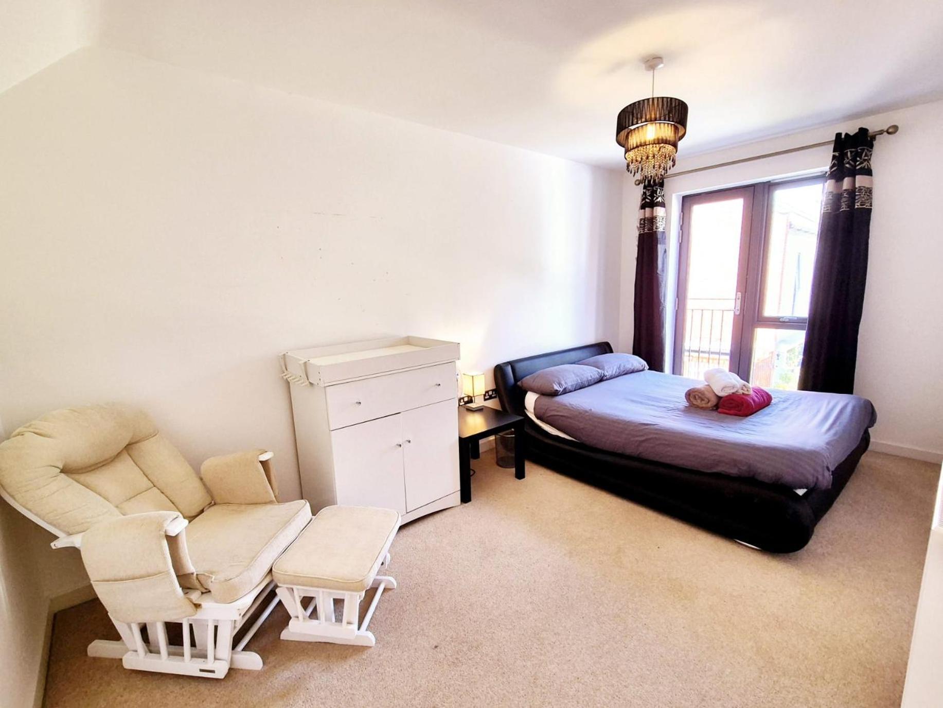 Explore London: 2 Bedroom House In Wood * Londres