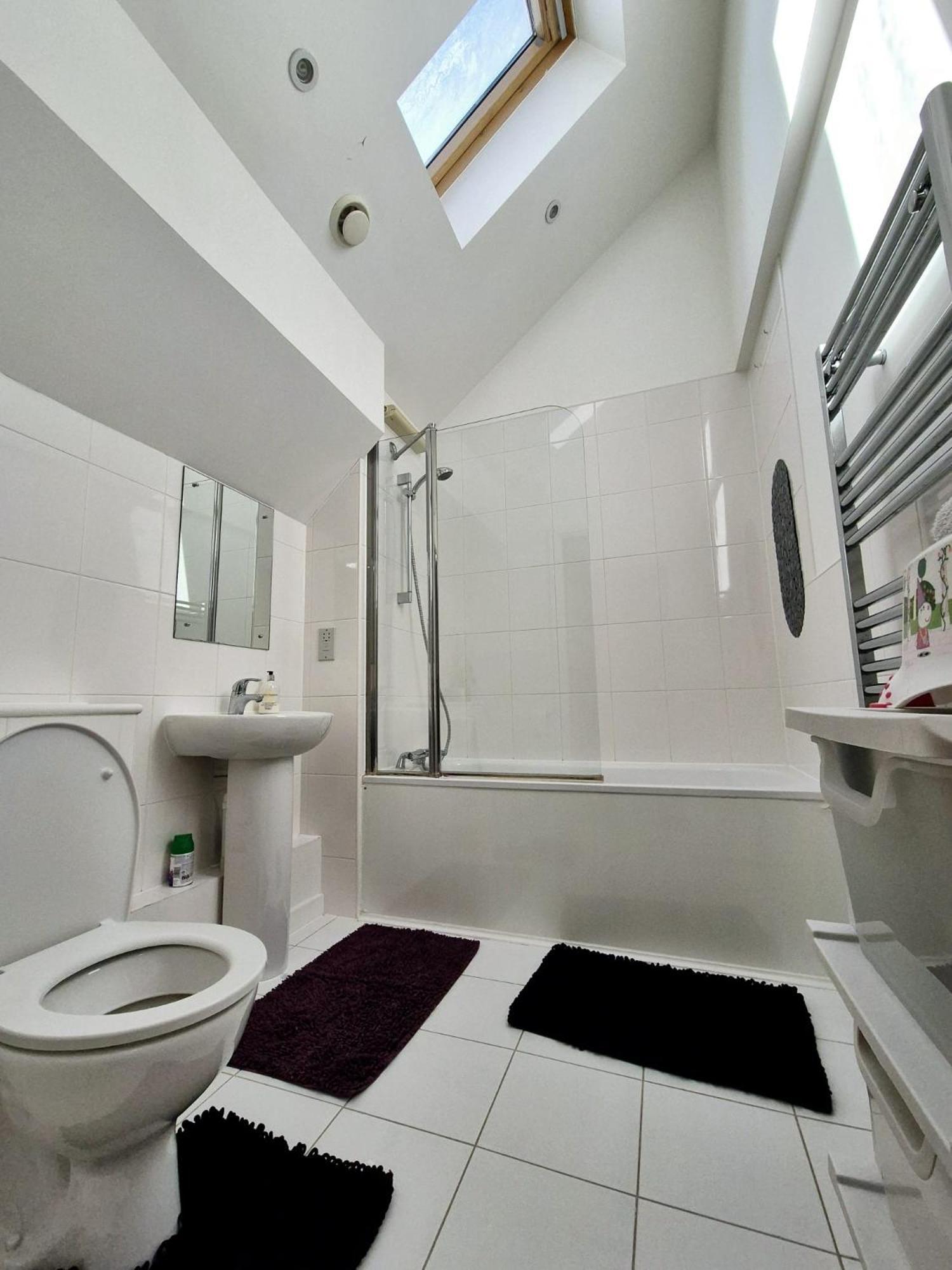 Explore London: 2 Bedroom House In Wood Сasa de vacaciones Londres