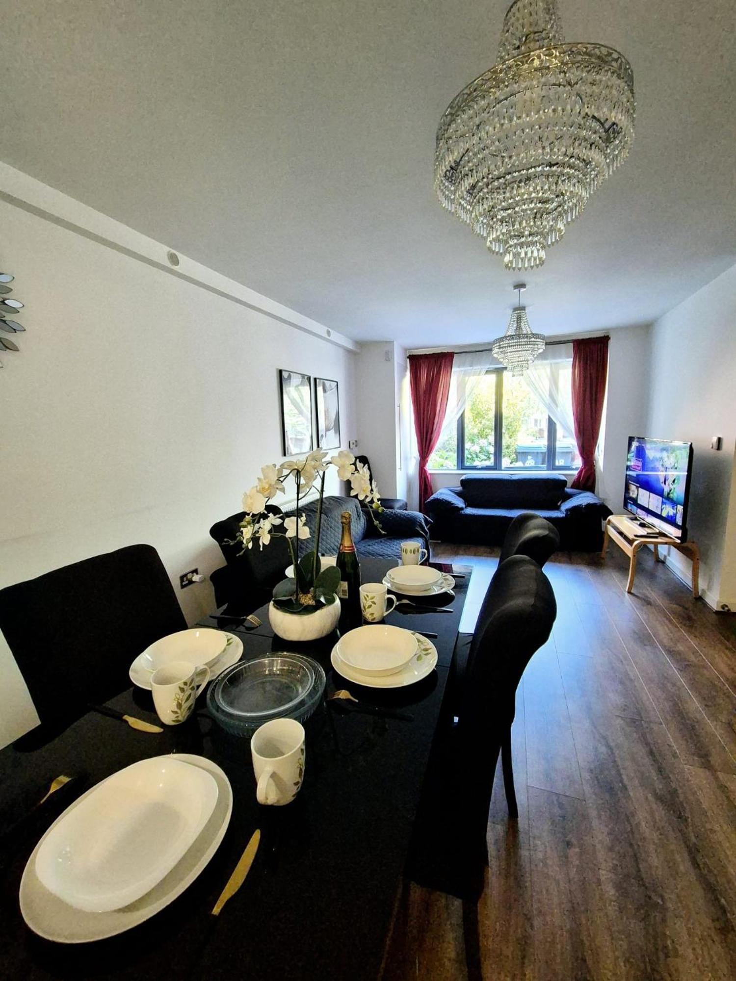 Explore London: 2 Bedroom House In Wood Сasa de vacaciones