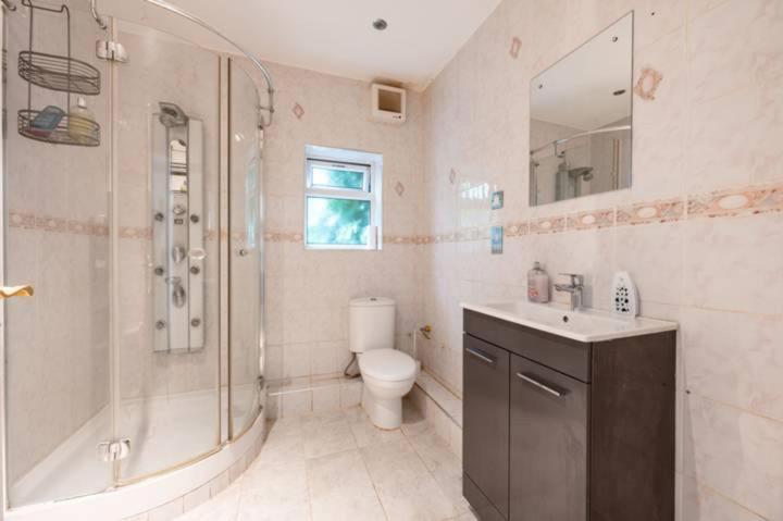 Modern Spacious 4-bed House * London