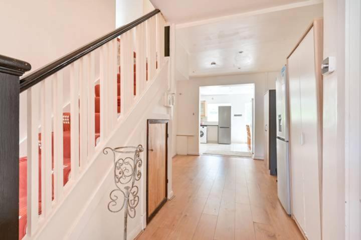 Modern Spacious 4-bed House Apartment *
