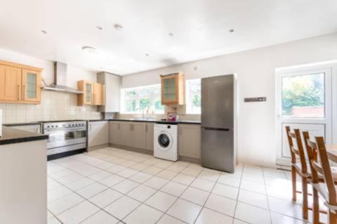 Modern Spacious 4-bed House Apartment London