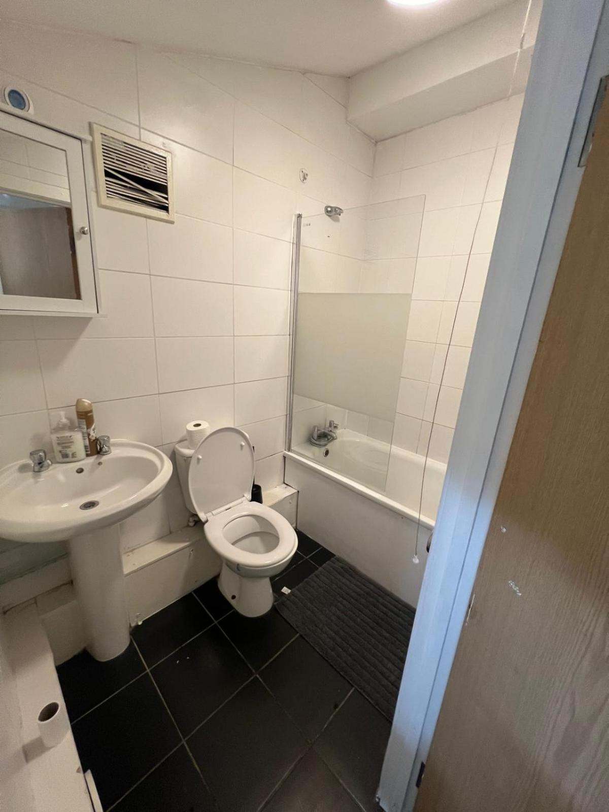The Big 3 Bedroom House 2 Bathrooms Leilighet