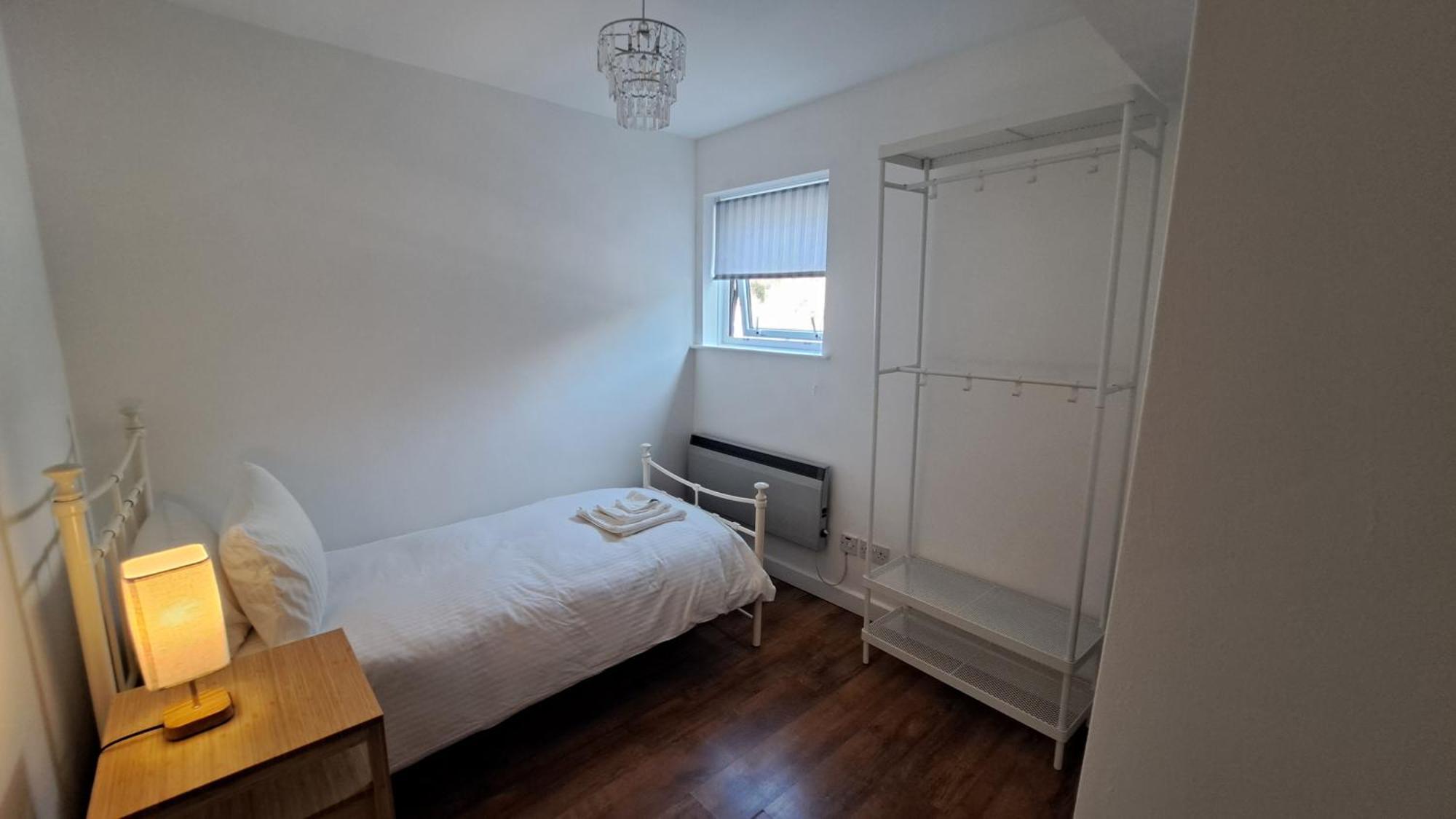 Wapping 700sqft 2 Bedroom - South Facing Dockside Views - Secure Parking * London