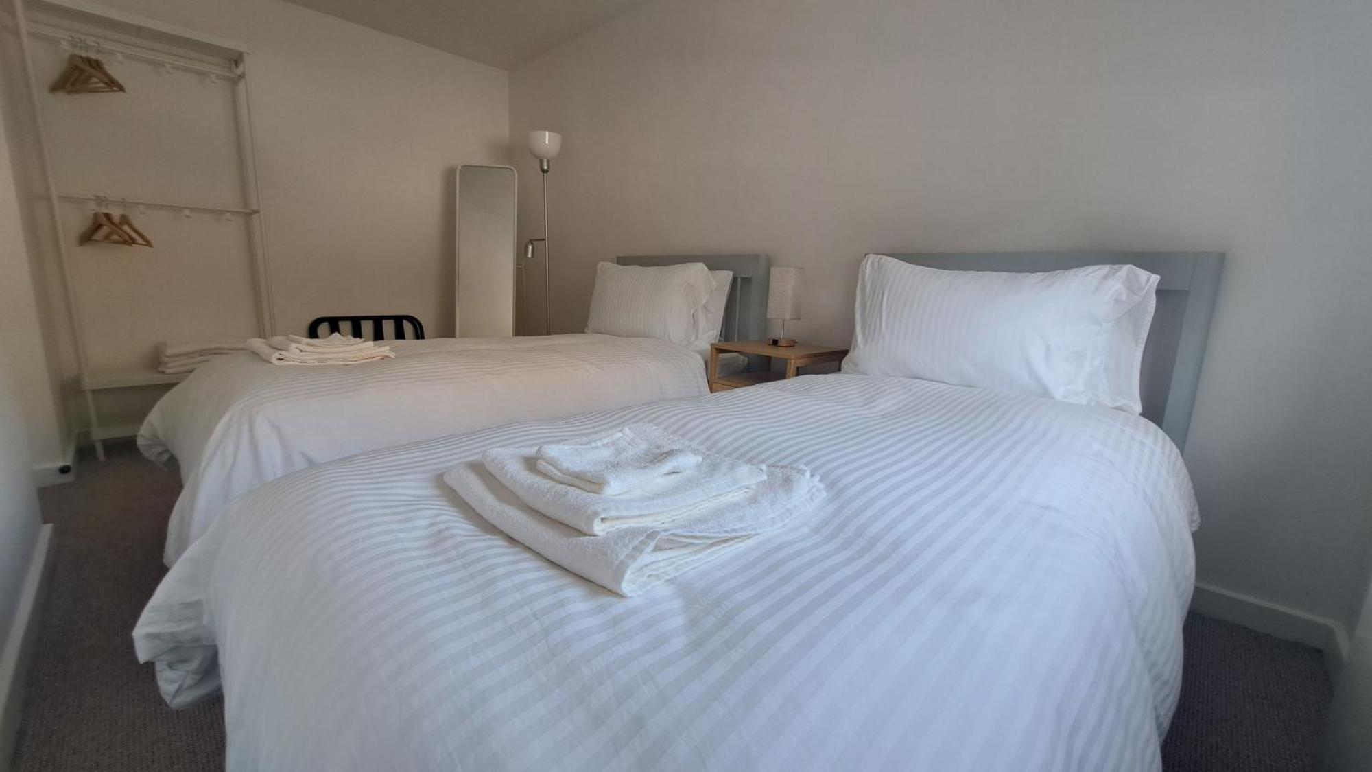 Wapping 700sqft 2 Bedroom - South Facing Dockside Views - Secure Parking Apartment London