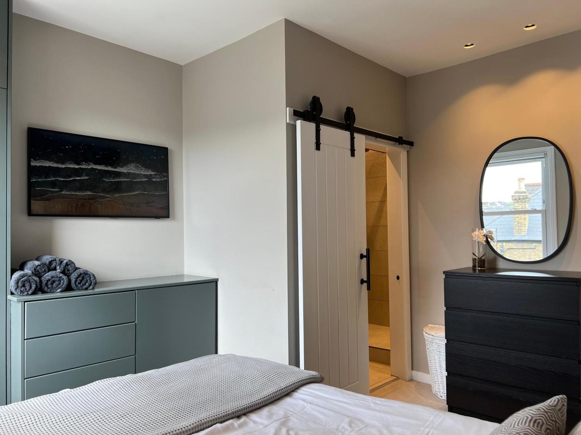 Convenient Clapham Junction Flat * Londen