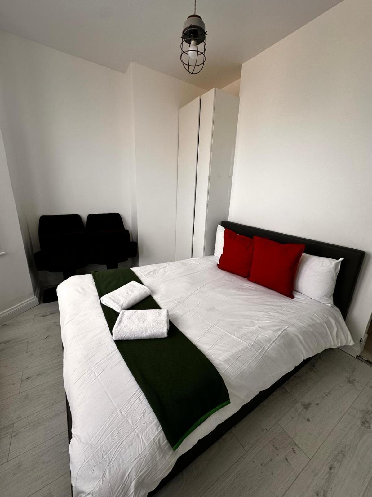 2 Bedroom Flat Wembley Apartment London