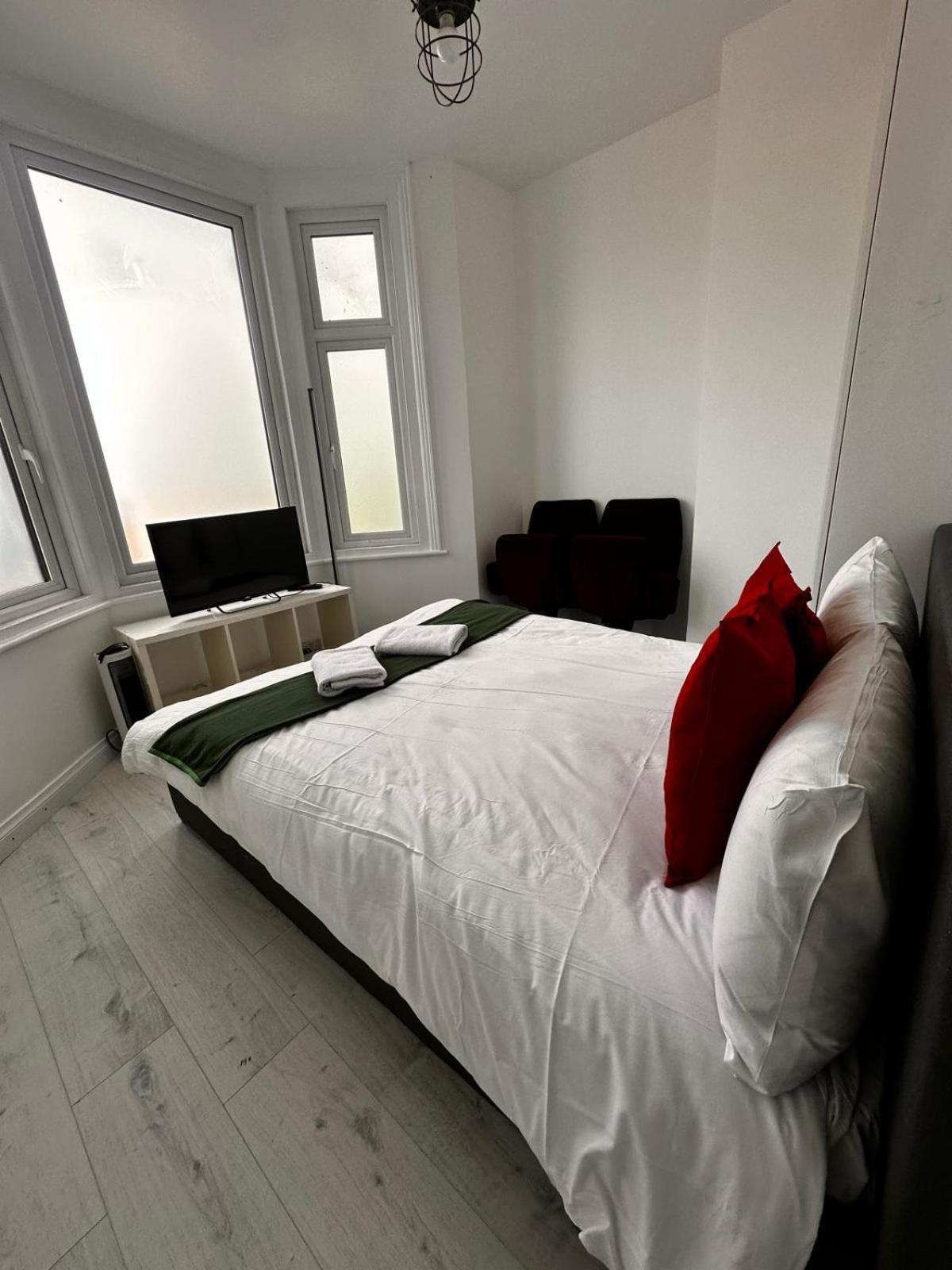 2 Bedroom Flat Wembley Apartment