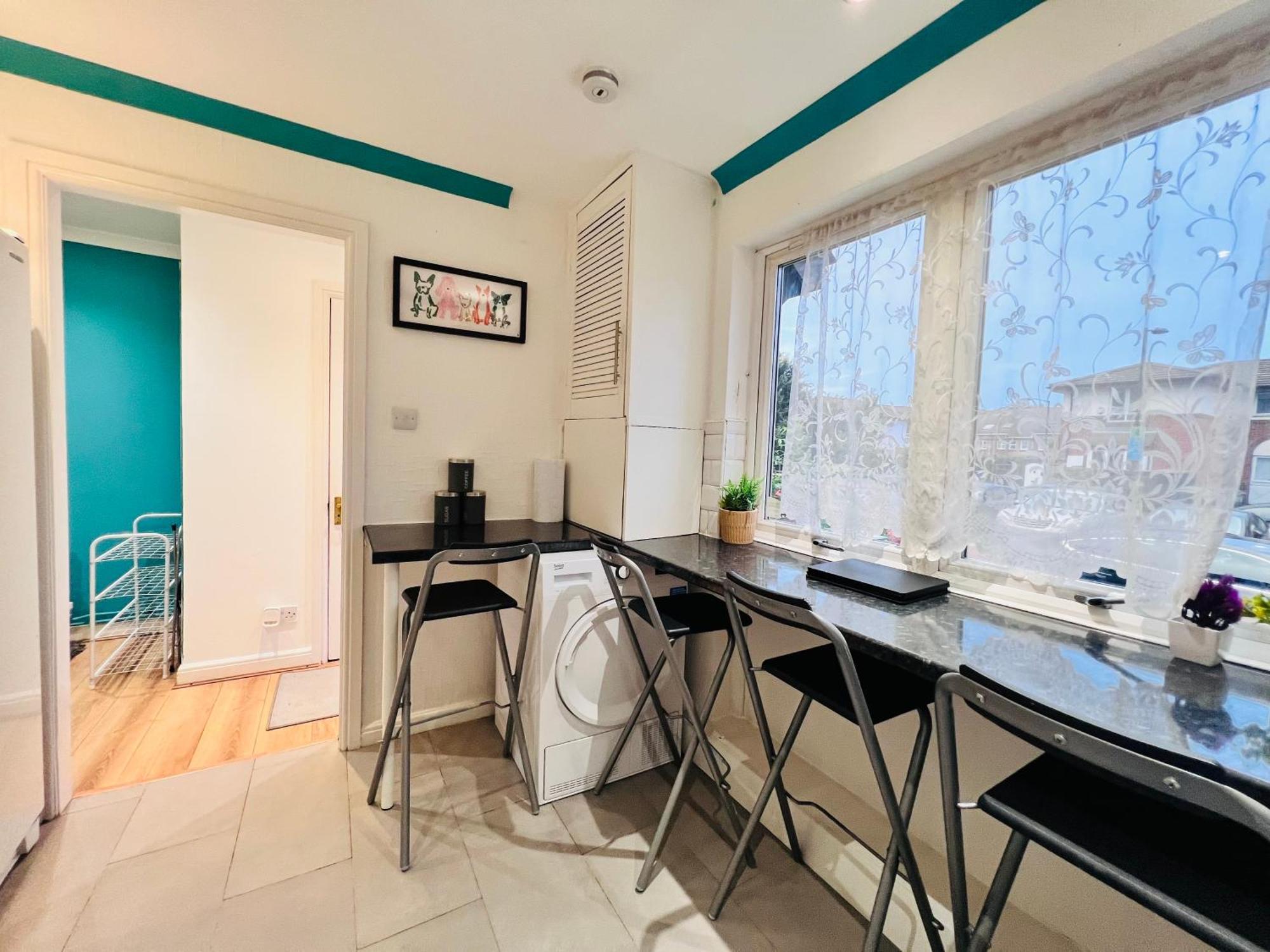 Lovely 4Br House In The City With Parking Ferienhaus