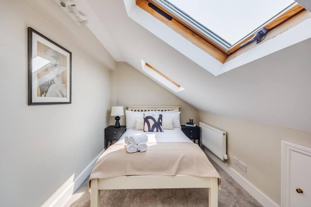 Beautiful 5 Bedroom 4 Bathroom House In W6 By Yoko - 10 Minute's To - Free Parking, Fast Wifi, Work Desks And Smarttvs With And Netflix Feriehus London