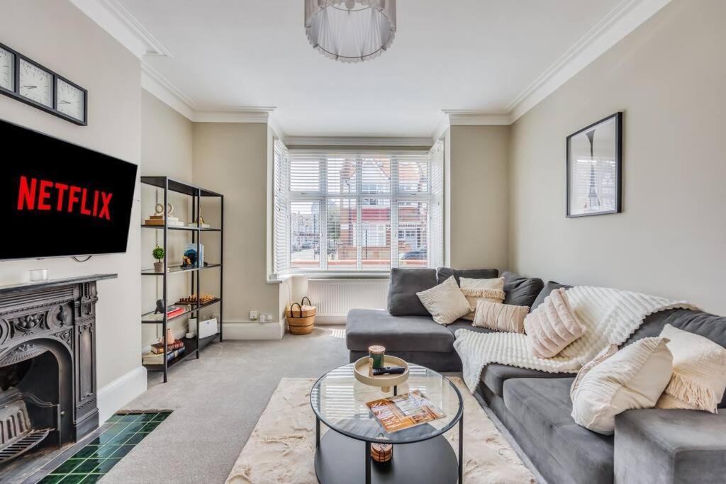 Feriehus Beautiful 5 Bedroom 4 Bathroom House In W6 By Yoko - 10 Minute's To - Free Parking, Fast Wifi, Work Desks And Smarttvs With And Netflix