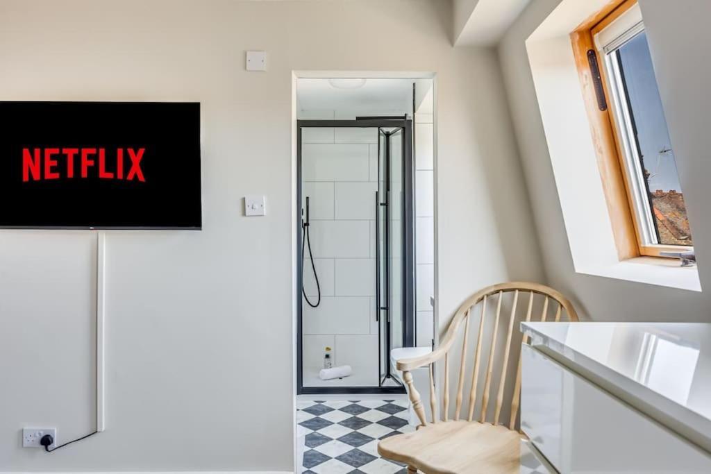 Beautiful 5 Bedroom 4 Bathroom House In W6 By Yoko - 10 Minute's To - Free Parking, Fast Wifi, Work Desks And Smarttvs With And Netflix Feriehus London