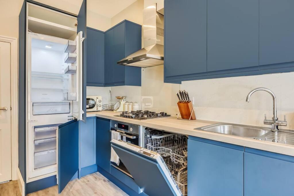 Beautiful 5 Bedroom 4 Bathroom House In W6 By Yoko - 10 Minute's To - Free Parking, Fast Wifi, Work Desks And Smarttvs With And Netflix Feriehus