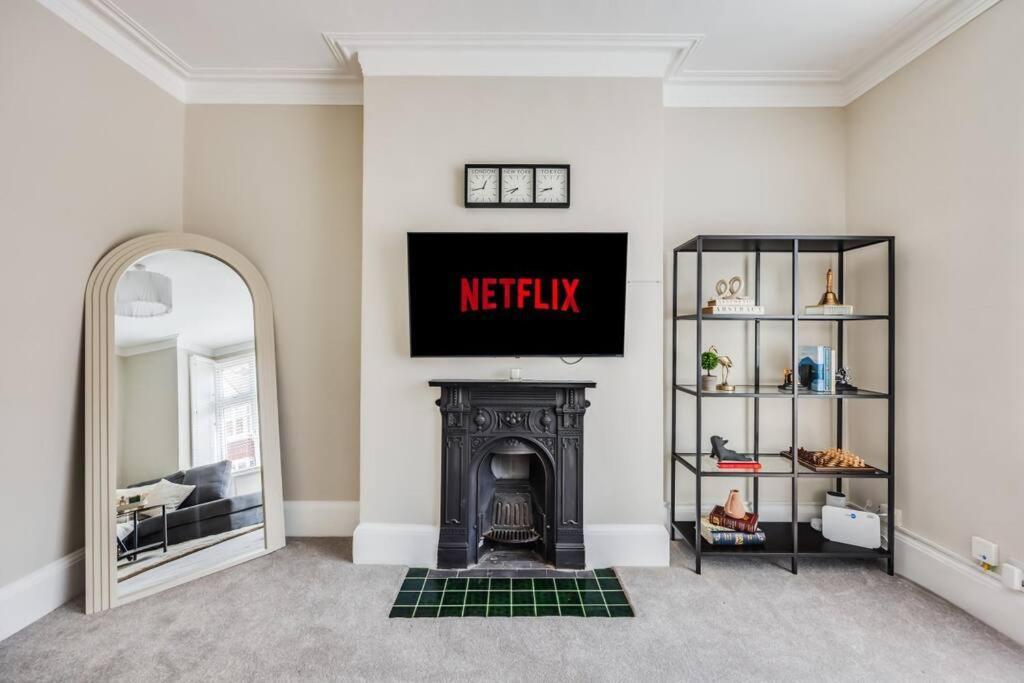 Beautiful 5 Bedroom 4 Bathroom House In W6 By Yoko - 10 Minute's To - Free Parking, Fast Wifi, Work Desks And Smarttvs With And Netflix Feriehus *