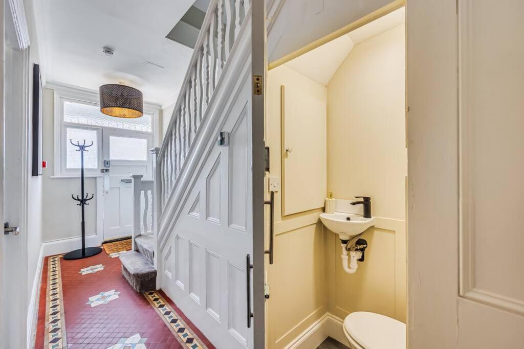 Beautiful 5 Bedroom 4 Bathroom House In W6 By Yoko - 10 Minute's To - Free Parking, Fast Wifi, Work Desks And Smarttvs With And Netflix Feriehus London