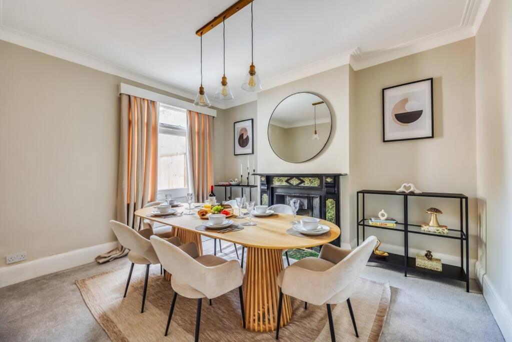 Beautiful 5 Bedroom 4 Bathroom House In W6 By Yoko - 10 Minute's To - Free Parking, Fast Wifi, Work Desks And Smarttvs With And Netflix Feriehus