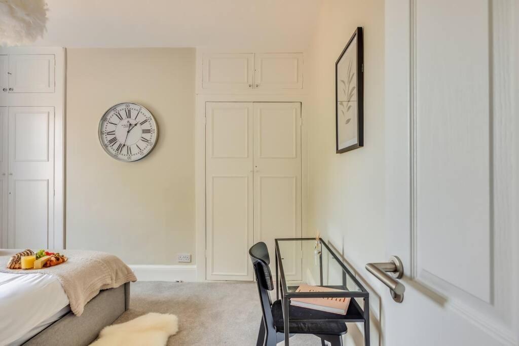 Beautiful 5 Bedroom 4 Bathroom House In W6 By Yoko - 10 Minute's To - Free Parking, Fast Wifi, Work Desks And Smarttvs With And Netflix Feriehus London
