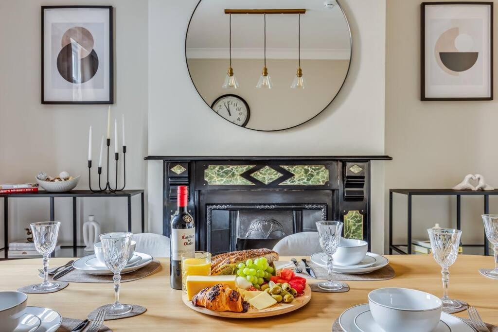Beautiful 5 Bedroom 4 Bathroom House In W6 By Yoko - 10 Minute's To - Free Parking, Fast Wifi, Work Desks And Smarttvs With And Netflix Feriehus