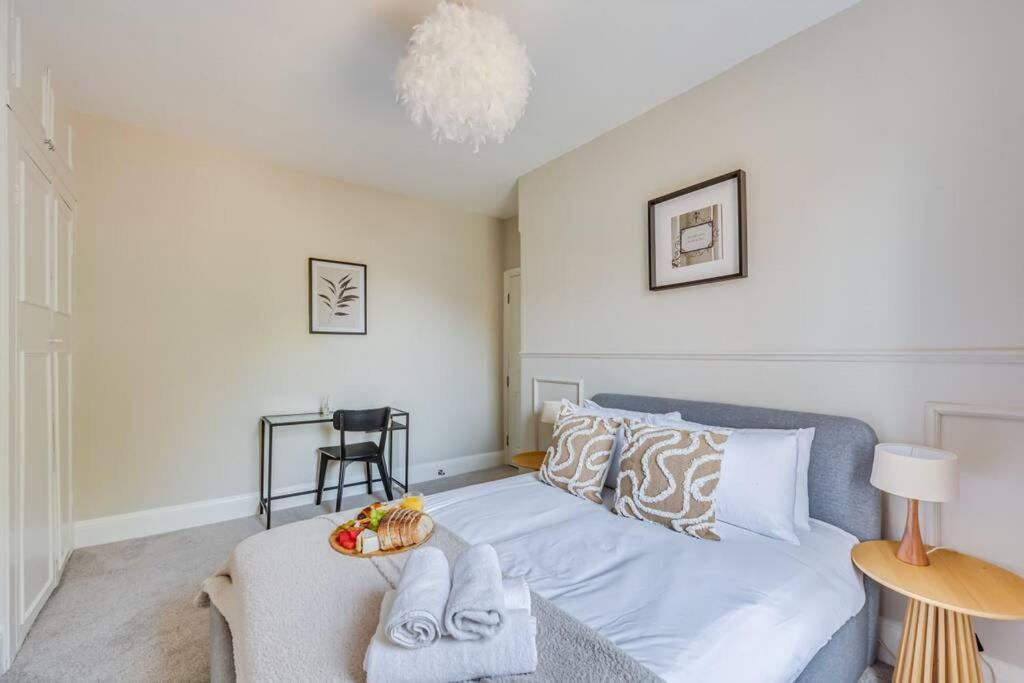 Beautiful 5 Bedroom 4 Bathroom House In W6 By Yoko - 10 Minute's To - Free Parking, Fast Wifi, Work Desks And Smarttvs With And Netflix * London