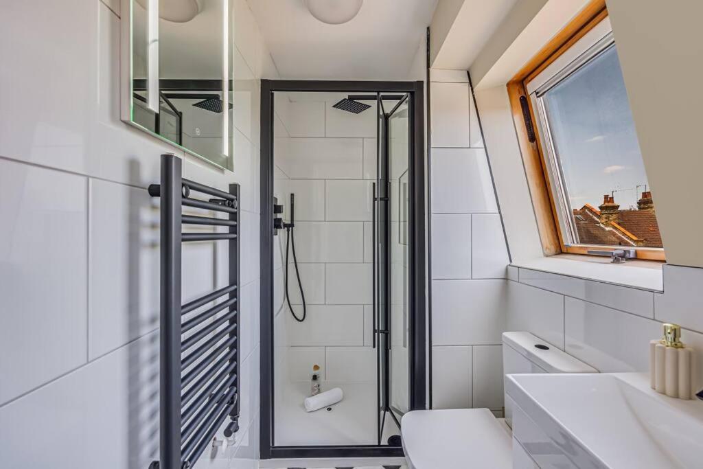 Beautiful 5 Bedroom 4 Bathroom House In W6 By Yoko - 10 Minute's To - Free Parking, Fast Wifi, Work Desks And Smarttvs With And Netflix