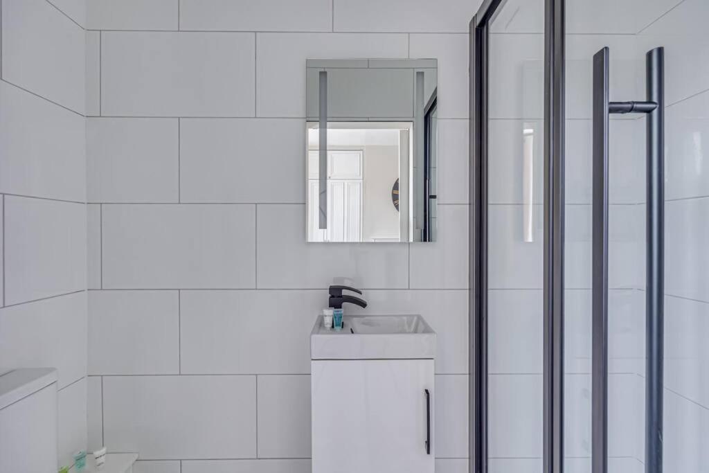 Beautiful 5 Bedroom 4 Bathroom House In W6 By Yoko - 10 Minute's To - Free Parking, Fast Wifi, Work Desks And Smarttvs With And Netflix Feriehus *
