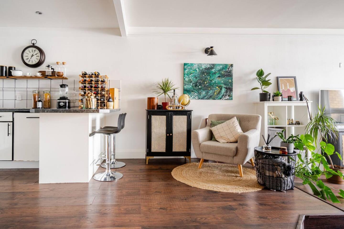 Stunning 2 Bed Riverside Flat